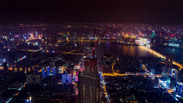 武汉绿地中心塔顶夜景