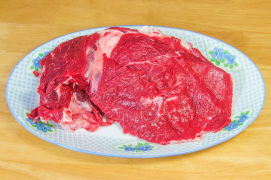 一大块生牛肉