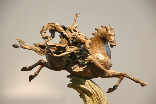 嫦娥骑马打马球雕像