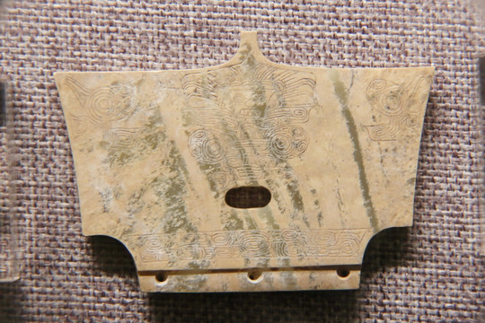 良渚文化神人纹玉冠形器