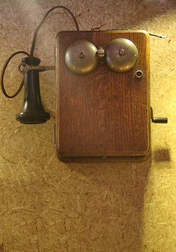 老式木壳单筒电电话