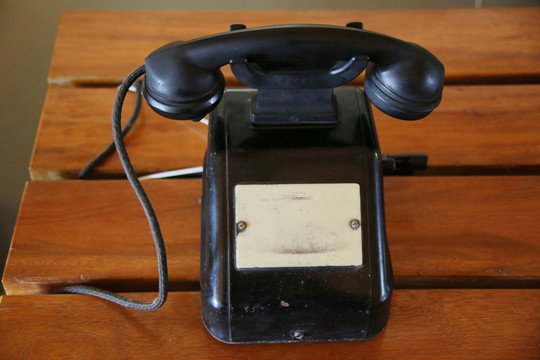 老老式黑色手摇电话机