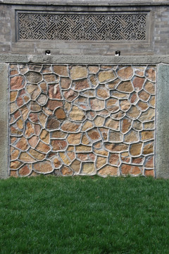 带草地的砖花石块墙