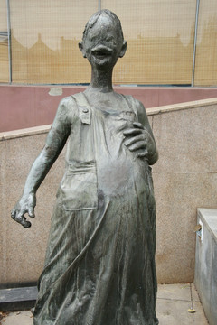 铜雕大肚子的女孩雕像