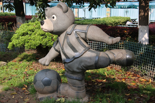 踢足球的熊猫雕像