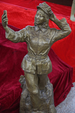 红军女战士照镜子石雕像