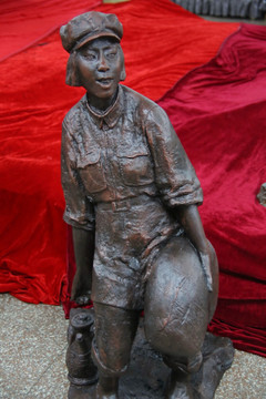 女红军战士雕像