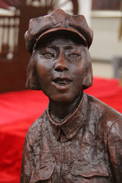 红军女战士石雕像