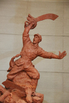 红军战士挥舞大刀雕塑