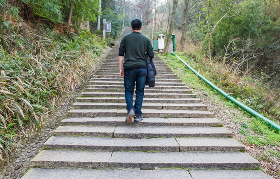 登山 山路 中年男人背影