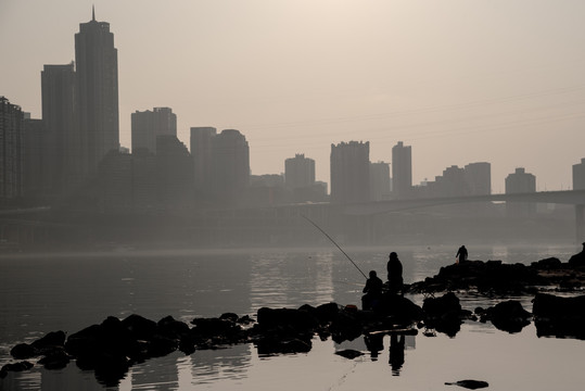 重庆江边钓鱼的人的剪影