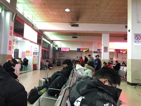 鹰潭火车站春运候车厅