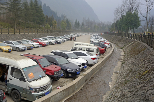 风景区停车场 自驾游小车