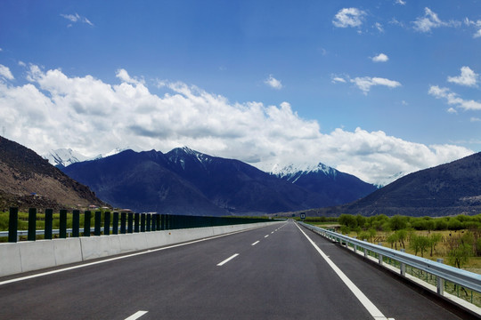 雪山下的公路