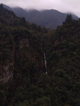 高山飞瀑