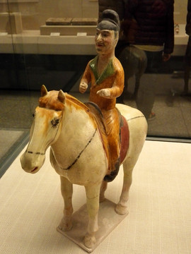 唐代彩绘骑马俑