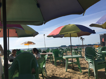 海边沙滩雨伞