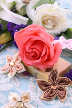 红色玫瑰花百合花紫干花