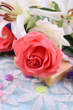 红色玫瑰花百合花