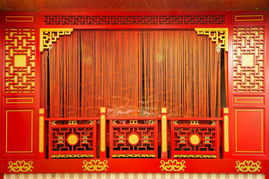 红色中式实木雕花门窗