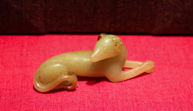 清代黄玉卧犬
