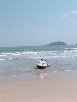 海滩上的摩托艇