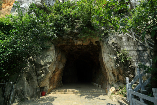 箭盘山奇石园 半山 山洞