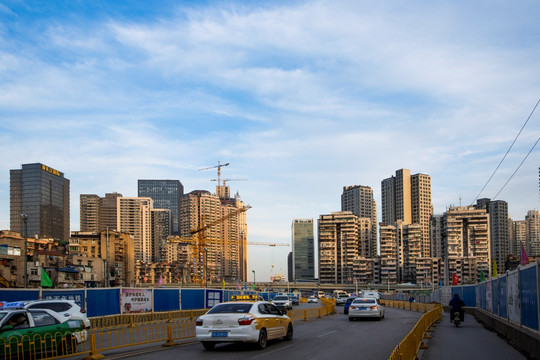 正在建地铁的三阳路