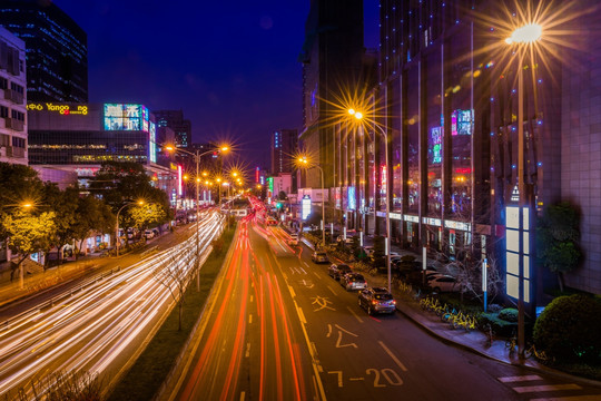 城市道路夜景 车流 公交专用