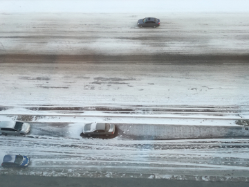 雪地道路上的汽车