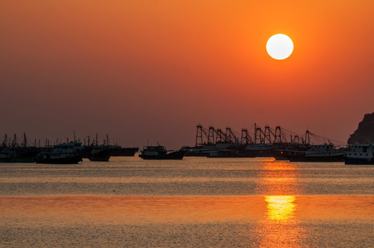 夕阳中的渔港 海港日落 晚霞