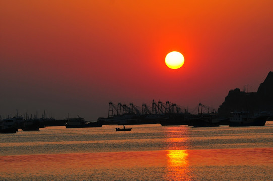 夕阳中的渔港 海港日落 晚霞