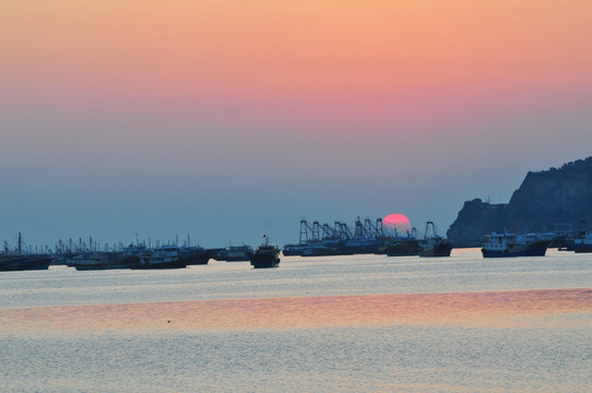 夕阳中的渔港 海港日落 晚霞