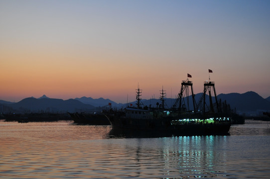 夕阳中的渔港 海港日落 晚霞