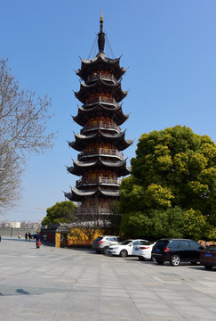 上海龙华寺的佛塔