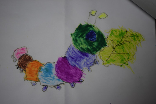 彩色毛毛虫儿童涂鸦绘画作品
