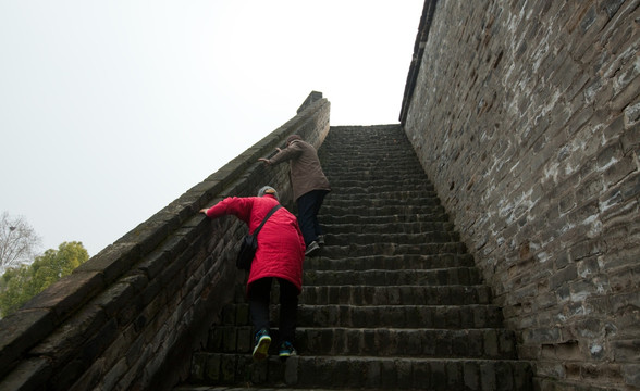爬城墙 登高 老年人