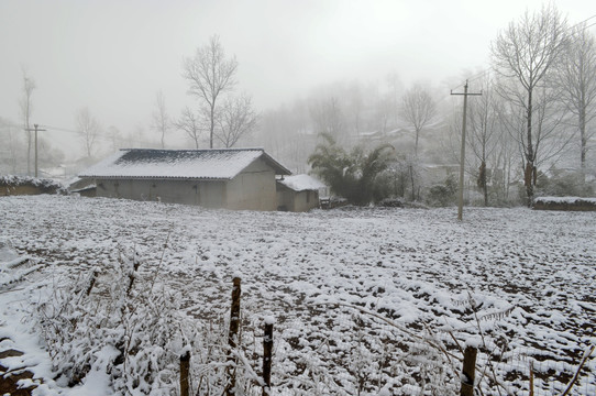 大凉山彝族村庄雪景