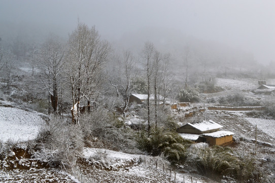 大凉山彝族村庄雪景