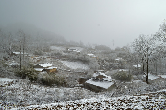 大凉山彝族村庄雪景