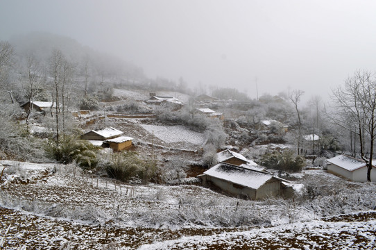 大凉山彝族村庄 雪景