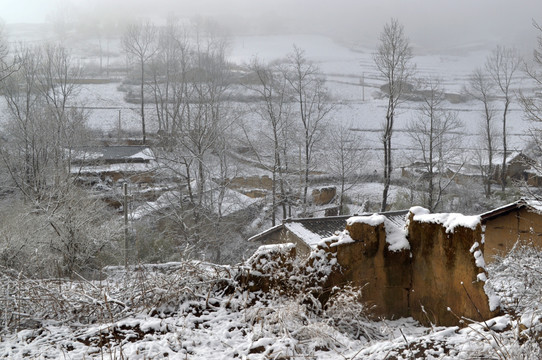 大凉山 彝族村庄 雪景