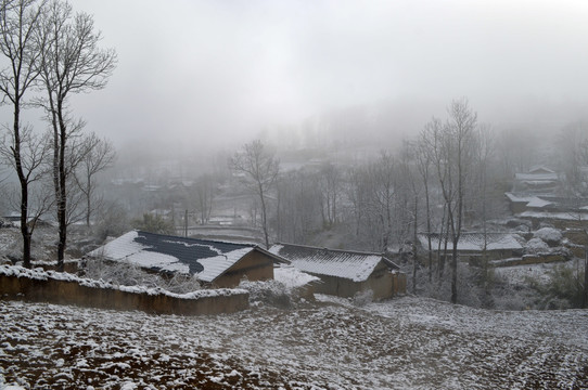 大凉山 彝族村庄 雪景
