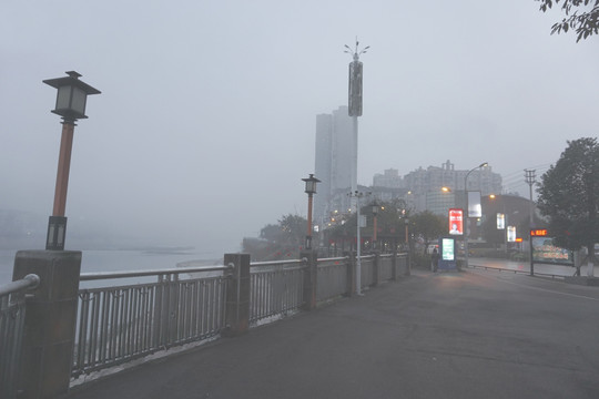 晨雾中的赤水城市