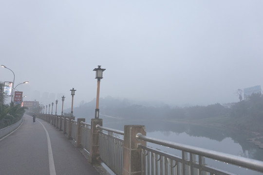 晨雾中的赤水城市