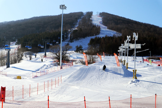滑雪场 玩雪圈 雪
