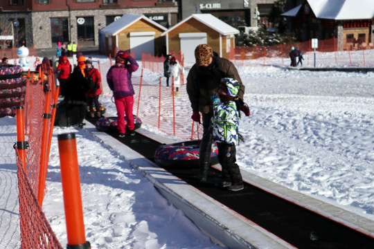 滑雪场 玩雪圈