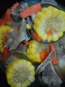 骨头炖玉米胡萝卜汤