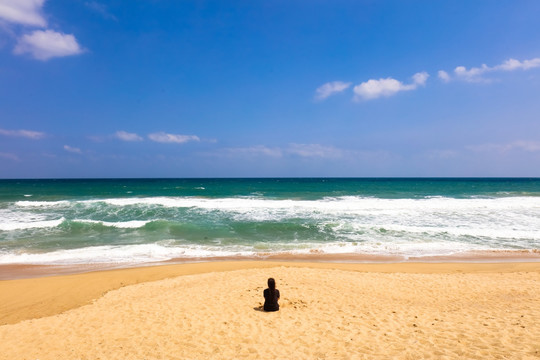 海边沙滩上看海的女人背影