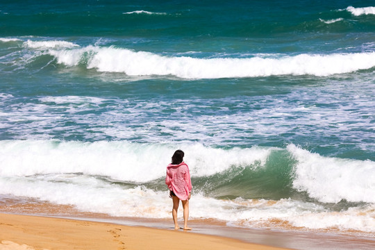 海边沙滩上看海的女人背影